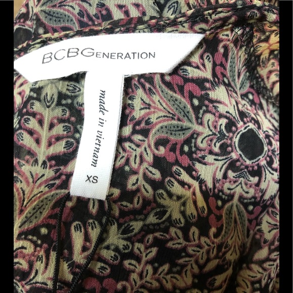 BCBGeneration 🌸Ruffle Top (r22) - Picture 5 of 6